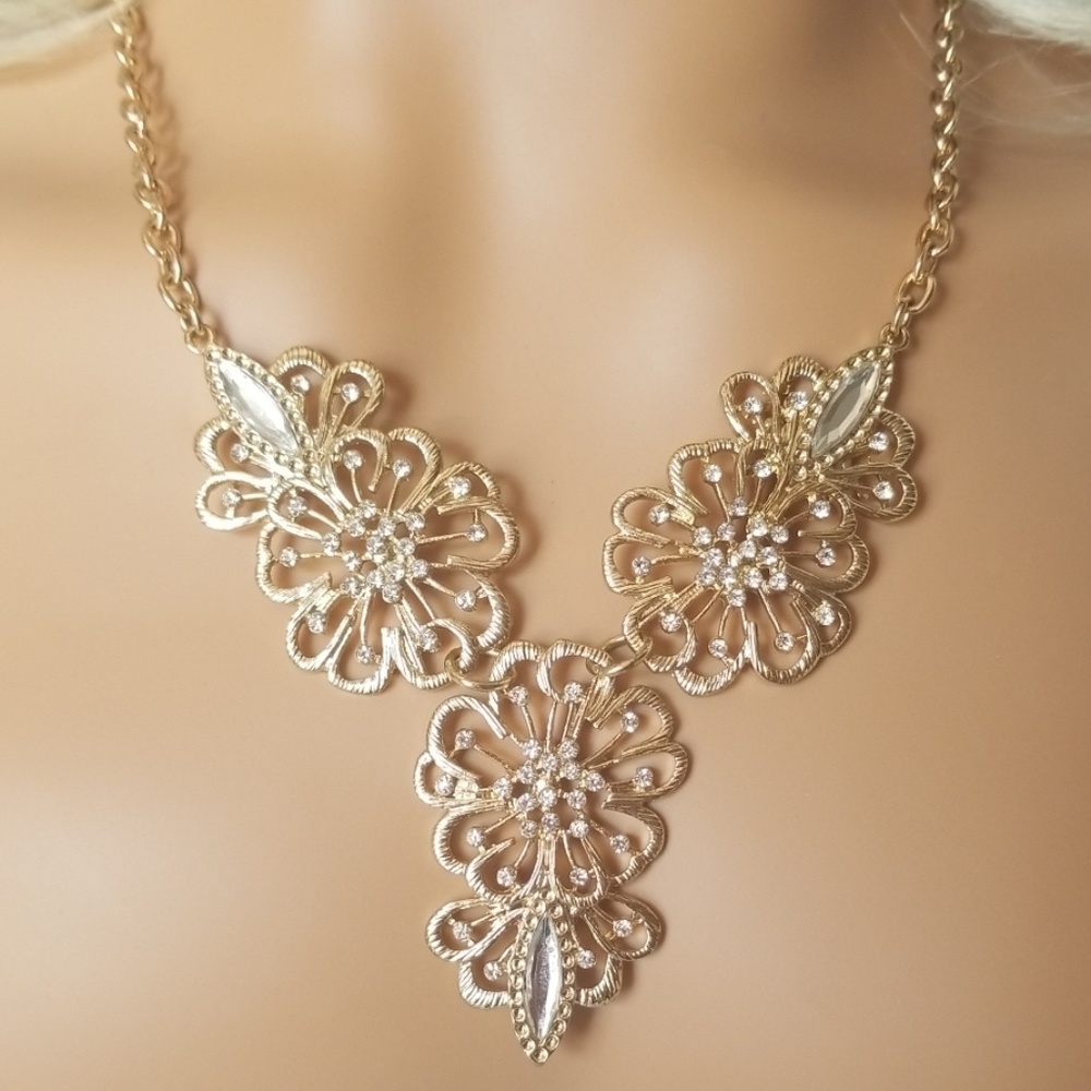 Gold tone  Flower Bib Necklace 17" Flower Bloom *